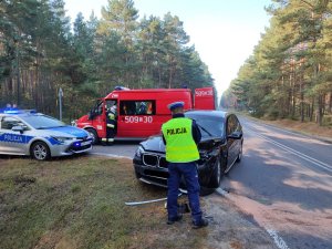 Na zdjęciu policjant w trakcie czynności na miejscu zdarzenia w Bruśku.