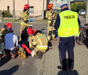 Na zdjęciu miejsce wypadku drogowego na ulicy 11 Listopada w Lublińcu , służby udzielają pomocy poszkodowanej rowerzystce.