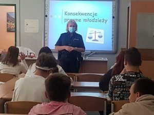 Policjantka w trakcie prelekcji profilaktycznej w Szkole Podstawowej numer 2 w Lublińcu.