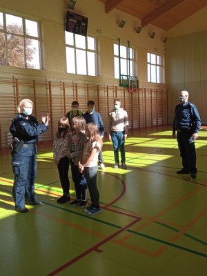 Na zdjęciu policjanci w trakcie prelekcji w Rusinowicach.