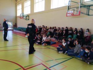 Na zdjęciu policjanci w trakcie prelekcji w Rusinowicach.