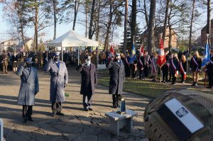 Na zdjęciu Komendant Powiatowy Policji w Lublińcu wraz z delegają oddaje honor w trakcie obchodów Święta 11 Listopada.