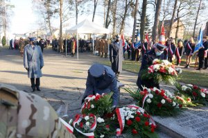 Na zdjęciu aspirant sztabowy Serafin Mzyk składa wiązankę kwiatów z okazji Święta 11 Listopada.