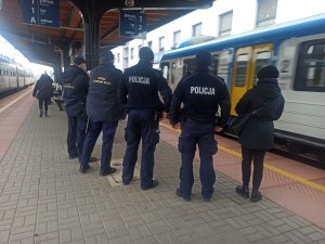 Na zdjęciu widoczny peron kolejowy dworca w Lublińcu i stojący na nim policjanci oraz funkcjonariusze Straży Ochrony Kolei.