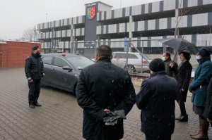 Na zdjęciu przekazanie radiowozu dla lublinieckich policjantów.