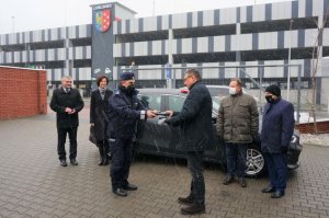 Na zdjęciu Starosta lubliniecki przekazuje kluczyki do nowego radiowozu Komendantowi Powiatowemu Policji w Lublińcu.