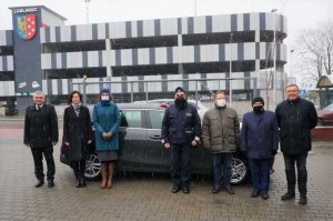 Na zdjęciu samorządowcy powiatu lublinieckiego w trakcie przekazania nowego radiowozu dla lublinieckich policjantów.