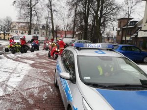 Na zdjęciu policyjny radiowóz w czasie mikołajek.