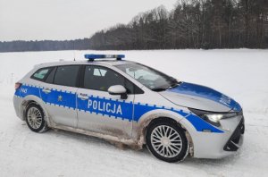 Na zdjęciu policyjny radiowóz w scenerii zimowej.