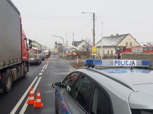 Na zdjęciu policyjny radiowóz na krajowej 11 w Glinicy, w miejscu poważnego wypadku drogowego.