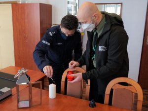 Na zdjęciu przejkazanie Światełka Pokoju w Lublinieckiej Komendzie Policji.