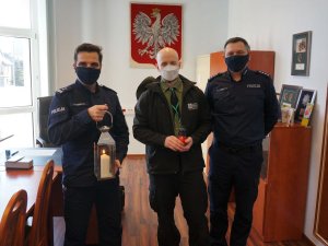 Na zdjęciu Kierownictwo Lublinieckiej Komendy Policji i harcerz Hufca ZHP Lubliniec w czasie przekazania Swiatełka Pokoju.