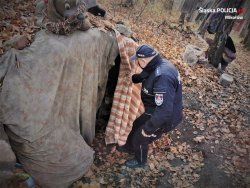 Na zdjęciu widoczny policjant kontrolujący niebezpieczne miejsca noclegowe dla osób bezdomnych.