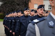 Na zdjęciu policjanci stojący w trakcie przysięgi.