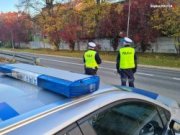 Na zdjęciu policjanci w trakcie służby na drodze.