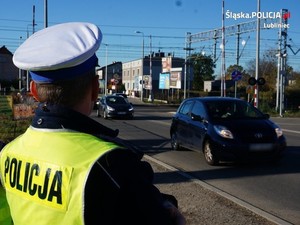 Na zdjęciu policjant pełniący służbę w rejonie przejazdu kolejowego.