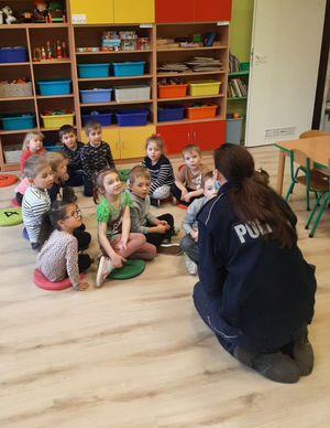 Na zdjeciu policjantka w mundurze w trakcie prelekcji  w przedszkolu.