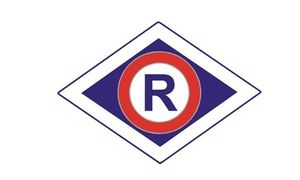 Na zdjeciu duża litera R wpisana w romb, symbol Wydziału Ruchu Drogowego.