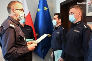 Na zdjęciu Komendant Wojewódzki Policji w Katowicach nadinsp. Roman Rabsztyn wręcza nominację Komendantowi Powiatowemu Policji w Lublińcu kom. Dariuszowi Gajzlerowi.