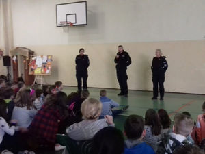 Na zdjęciu policjanci w trakcie prelekcji na sali gimnastycznej w szkole w Kochanowicach.