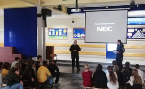 Na zdjęciu policjantki w Szkole Podstawowej nr 2 w Lublińcu w trakcie prelekcji profilaktycznej.