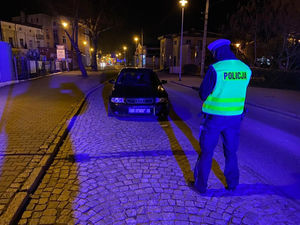 Na zdjęciu policjant w trakcie czynności na miejscu kolizji w Lublińcu.