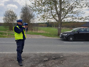 Na zdjęciu policjant w trakcie pomiaru prędkości w czasie działań Prędkość.