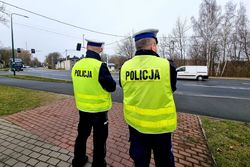 Na zdjęciu dwóch policjantów pełniących służbę na drodze.