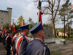 Na zdjęciu poczet sztandarowy Komendy Powiatowej Policji w Lublińcu w trakcie uroczystości 3 majowych na Cmentarzu Wojskowym w Lublińcu.