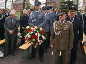 Na zdjęciu delegacja Komendy Powiatowej Policji w Lublińcu w trakcie uroczystości 3 majowych na Cmentarzu Wojskowym w Lublińcu stojąca wśród innych służb mundurowych..