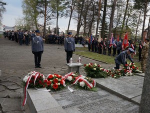 Na zdjęciu delegacja Komendy Powiatowej Policji w Lublińcu w trakcie uroczystości 3 majowych na Cmentarzu Wojskowym w Lublińcu składa kwiaty.
