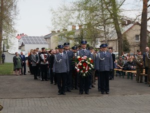 Na zdjęciu delegacja Komendy Powiatowej Policji w Lublińcu w trakcie uroczystości 3 majowych na Cmentarzu Wojskowym w Lublińcu zaraz przed złożeniem kwiatów..