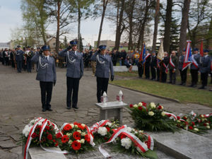 Na zdjęciu delegacja Komendy Powiatowej Policji w Lublińcu w trakcie uroczystości 3 majowych na Cmentarzu Wojskowym w Lublińcu oddaje honor przed pomnikiem Obrońców Ojczyzny.