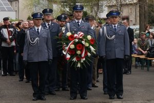 Na zdjęciu delegacja Komendy Powiatowej Policji w Lublińcu w trakcie uroczystości 3 majowych na Cmentarzu Wojskowym w Lublińcu przed złożeniem kwiatów.