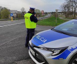 Na zdjęciu policjant w trakcie służby na drodze.