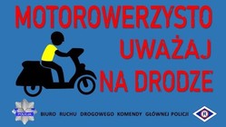 Na zdjęciu plansza z napisem Motorowerzysto uważaj na drodze i sylwetka motorowerzysty na drodze.