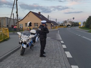 Na zdjęciu policjant drogówki w trakcie pełnienia służby na drodze.