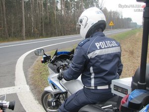 Na zdjęciu widoczny policjant na motocyklu.