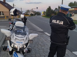 Na zdjęciu policjanci pełniący służbę na motocyklach kontrolują prędkość.