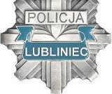 Na zdjęciu policyjna odznaka i napis policja Lubliniec.