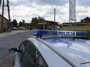 Na zdjęciu policyjny radiowóz w trakcie działań.