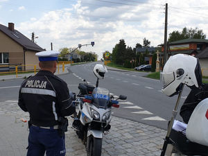 Na zdjęciu policjant pełniący służbę na drodze.