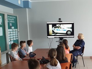 Na zdjęciu uczniowie w trakcie wizyty w Komendzie Powiatowej Policji w Lublińcu oglądają film o służbie w Policji..