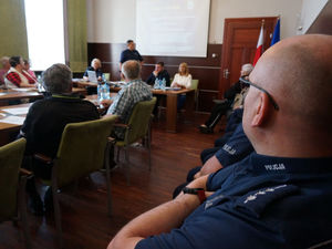 Na zdjęciu uczestnicy debaty w Woźnikach.