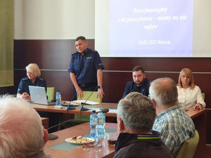 Na zdęciu I Zastępca Komendanta Powiatowego Policji w Lublińcu w trakcie debaty społecznej z seniorami w Woźnikach.