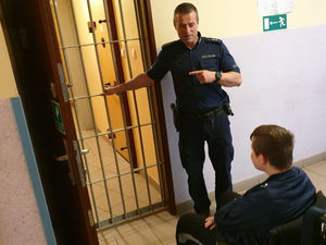 Na zdjęciu policjant stojący przy wejściu do aresztu w Lublinieckiej komendzie Policji.