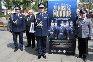 Na zdjęciu Komendant Garnizonu Śląskiej Policji nadinspektor. Roman Rabsztyn w trakcie uroczystości w Katowicach.