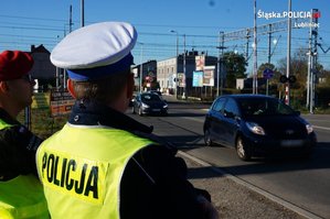 Na zdjęciu policjant pełniący służbę na drodze.