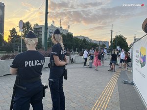 Na zdjęciu dwie policjantki w trakcie służby na terenie Katowic.