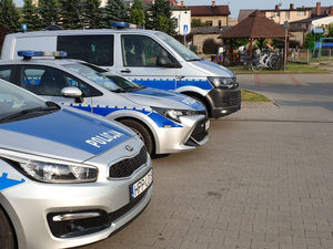 Na zdjęciu widoczne trzy radiowozy policyjne stojące w rzędzie.